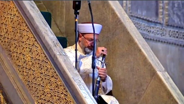 Lestarikan Tradisi Utsmaniyah, Khatib Masjid Agung Aya Sophia Baca Khotbah Sambil Pegang Pedang