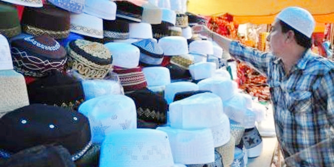 “Syarat Jadi Imam di Masjid Sini Harus Pakai Peci!”