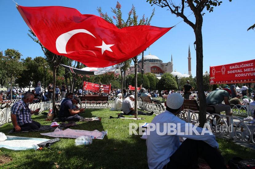 Jamaah Rela Bermalam untuk Bisa Ikuti Sholat Jumat di Aya Sophia