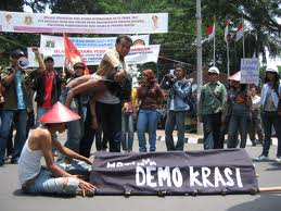 Dilema Perda Syariah Dalam Sistem Hipokrit (Demokrasi)  