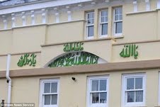 Plakat Bertuliskan “Tiada Tuhan selain Allah dan Muhammad Rasul Allah” Menyebabkan Sengketa Hukum di Inggris   