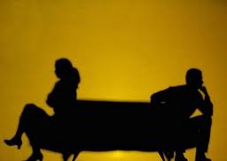 Hukum Suami Lebih Mementingkan Keluarga daripada Istrinya