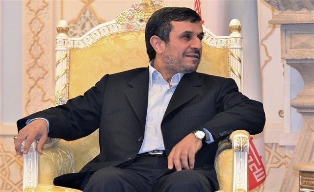 Ahmadenijad Nyaris Terpukul di Masjid Husain di Mesir Karena Iran Dukung Assad