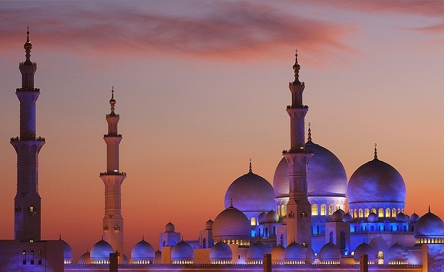 Sheikh Zayed Grand Mosque di Abu Dhabi , Masjid Dunia yang Paling Indah Arsitekturnya.