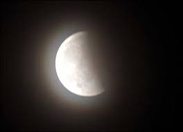 Bulan Dahulu Bersinar Kemudian Padam Cahayanya   