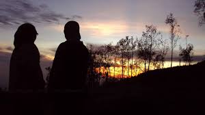 Gadis Berjilbab dan Gadis Berbusana Mini