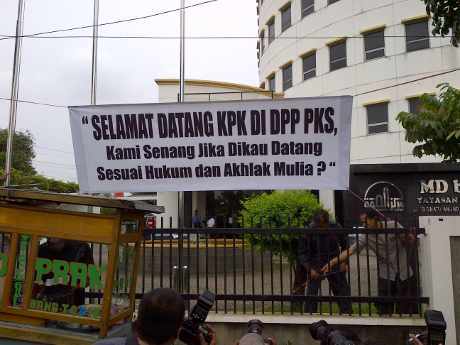 Spanduk PKS kepada KPK