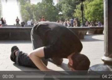 Peter Casey : Tak Canggung Sholat Tepat Waktu di Tempat Umum