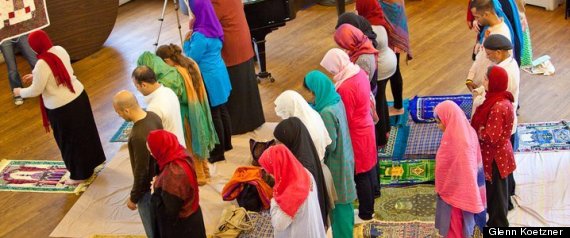 Di AS : Sholat Jum'at "Campur Baur" dan Imamnya seorang Wanita 