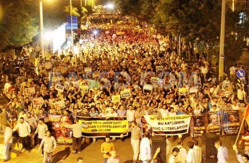 Solidaritas Warga Turki Dan Italia Untuk Rakyat Mesir