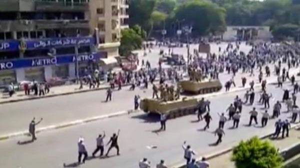 Bentrokan Terjadi antara Pasukan Militer dan Massa Ikhwan