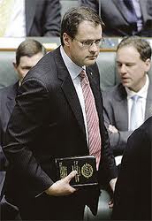 Sekretaris Parlemen Australia Dikecam Karena Bersumpah Jabatan Di bawah Al Quran