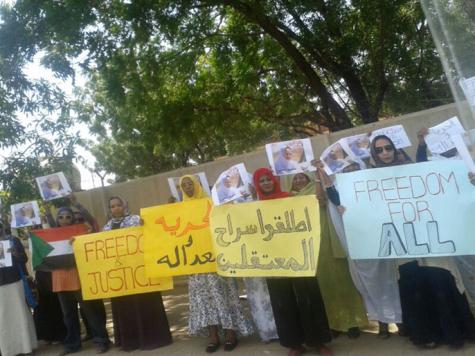 Keberanian Kaum Wanita Sudan Melakukan Unjuk Rasa Di Depan Markas Keamanan Pemerintah