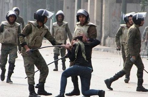 Pasukan Keamanan Mesir Tembakan Gas Air Mata Terlarang Kepada Demonstran Tahrir