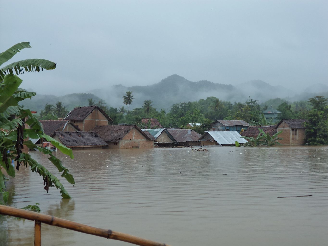 Spanduk Larang Ucapan Natal Diturunkan, Banjir Melanda di Bima