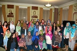 Berbagi Rasa, Puluhan Mahasiswi Non Muslim Mencoba Kenakan Jilbab di New York