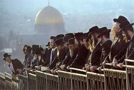 Kembali, Yahudi pun Tertawa