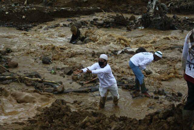 Waspada Misi Pemurtadan, FPI Terus Bertahan di Lokasi Bencana