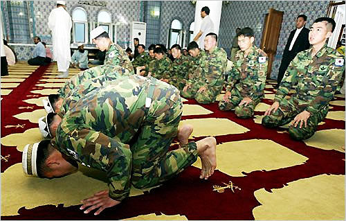 korean-muslim-soldiers-pray-at-mosque
