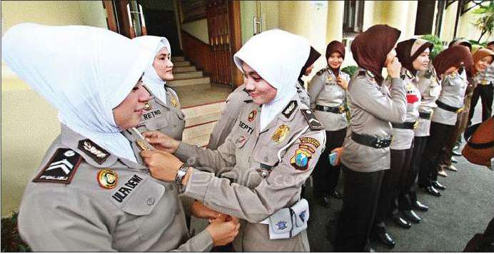 Kapolda Riau: Jilbab Bagi Polwan Tidak Dibenarkan.