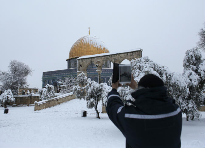 Foto-Foto Salju Putih Tutupi Komplek Masjid Al Aqsha