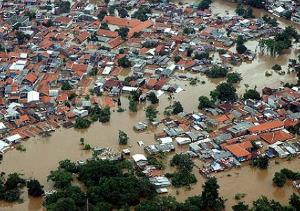Jakarta Banjir di 93 Titik, Beberapa Rute Trans-Jakarta Lumpuh