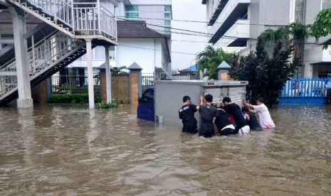 Hujan Masih Turun, Jakarta Waspada Banjir