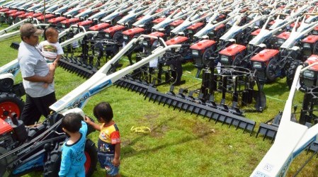 FOTO-AGENDA-PRESIDEN-_-1.000-Traktor-Tunggu-Jokowi-di-Ngawi