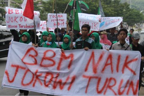 Mahasiswa Solo: BBM Naik, Jokowi Turun!