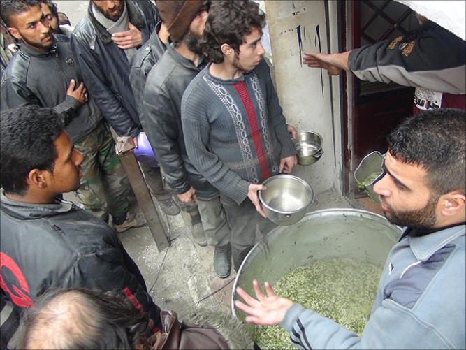 antrian makanan warga Suriah 7