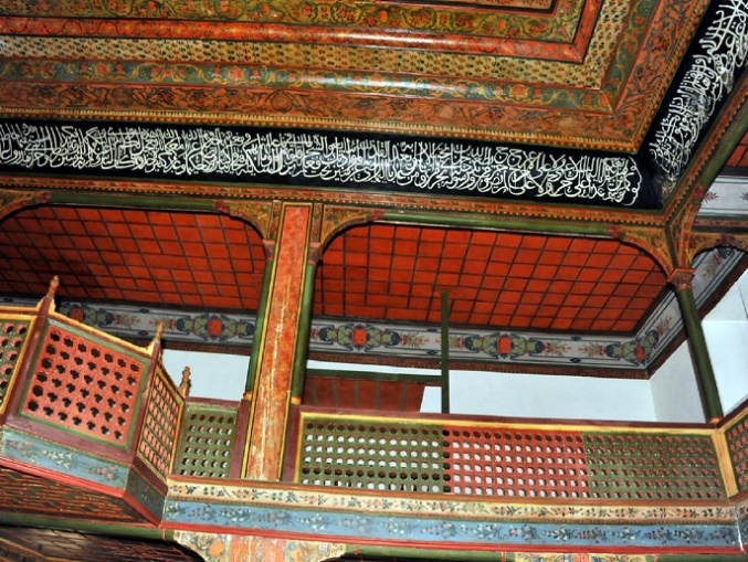 Masjid Bashi Oglu - sudut penopang