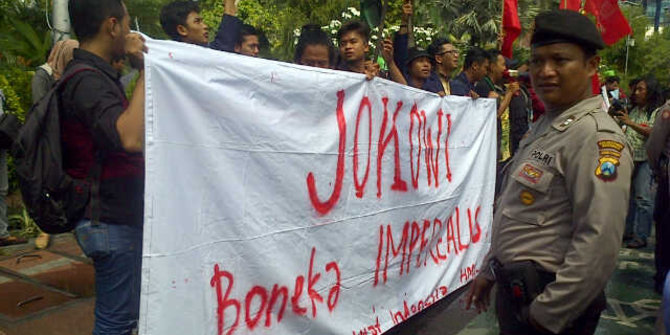 mahasiswa-surabaya-tuntut-jokowi-mundur-karena-bikin-susah-rakyat
