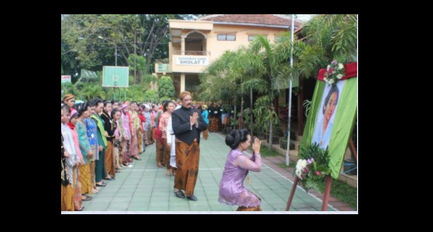 Kepsek Jahiliyah Sembah Foto Kartini