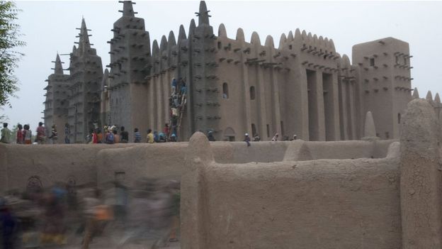 Melihat Tradisi Unik Melumuri Masjid Di Kota Djenne, Mali