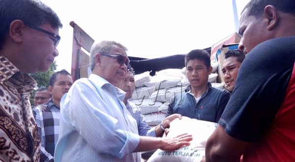 Gubernur NAD Serahkan Bantuan Kepada Muslim Rohingya: "Sesama Muslim Itu Bersaudara"