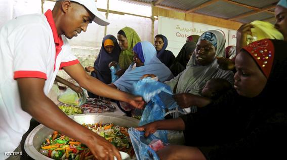 Somali families receive iftar (breaking of fast) meal from a Qatari charity organization during the holy Muslim month of Ramadan in capital Mogadishu June 22, 2015. REUTERS/Feisal Omar