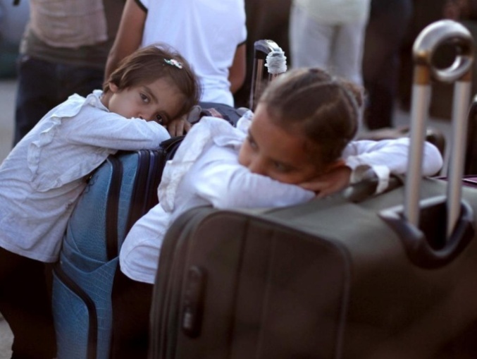 Perlintasan Rafah - anak2 ikut menunggu