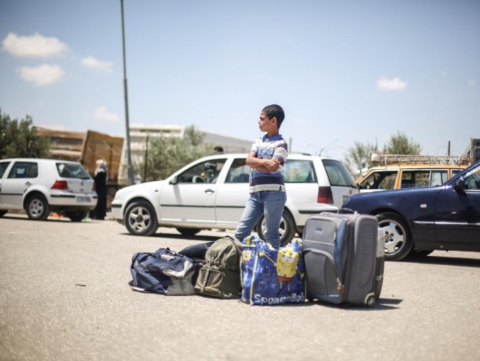 Perlintasan Rafah - menunggu ortu yang sedang mendaftar