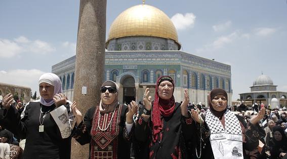 Palestinian Muslim worshipers pray outside the Dome of the Rock at the Al-Aqsa Mosque compound in Jerusalem during the second  Friday prayer of the holy month of Ramadan, on June 26, 2015. AFP PHOTO/AHMAD GHARABLI        (Photo credit should read AHMAD GHARABLI/AFP/Getty Images)