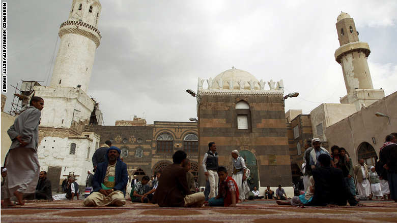 Yemeni Muslim worshipers sit in the courtyard of Sanaa's Great Mosque during the fasting month of Ramadan on June 21, 2015. AFP PHOTO / MOHAMMED HUWAIS        (Photo credit should read MOHAMMED HUWAIS/AFP/Getty Images)