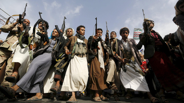 Armed Houthi followers rally against Saudi-led air strikes in Sanaa June 14, 2015. Houthi forces and their army allies in Yemen seized the capital of a large desert province on the border with Saudi Arabia on Sunday, residents said, an important victory for the group ahead of peace talks in Geneva on Monday. REUTERS/Khaled Abdullah