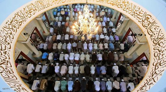Thai Muslims pray at the Pattani Central Mosque to mark the holy month of Ramadan in Pattani on June 19, 2015. More than 1.5 billion Muslims around the world will mark the month, during which believers abstain from eating, drinking, smoking and having sex from dawn until sunset.  AFP PHOTO / Tuwaedaniya MERINGING        (Photo credit should read Tuwaedaniya MERINGING/AFP/Getty Images)