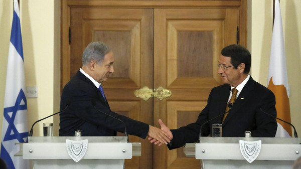 Israeli Prime Minister Benjamin Netanyahu shake hands with Cyprus' President Nicos Anastasiades during a news confrence at the presidential palace in capital Nicosia, Cyprus, July 28, 2015.Netanyahu was on a fleeting visit to the neighbouring Mediterranean island with talks touching on energy issues and regional cooperation.  REUTERS/Petros Karadjias/Pool