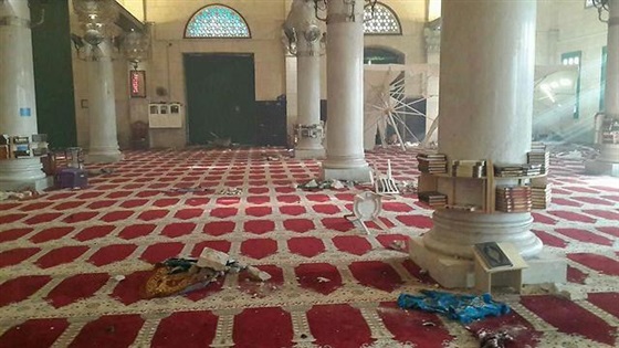 benterok Masjid al Aqsha tgl 26-07 - kerusakan di bag dalam Masjid