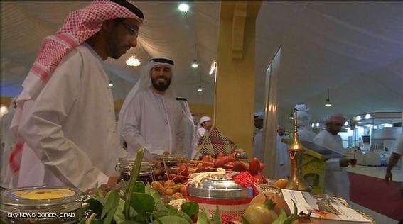 festival kurma liwa - juri sedang menilai buah yang dilombakan