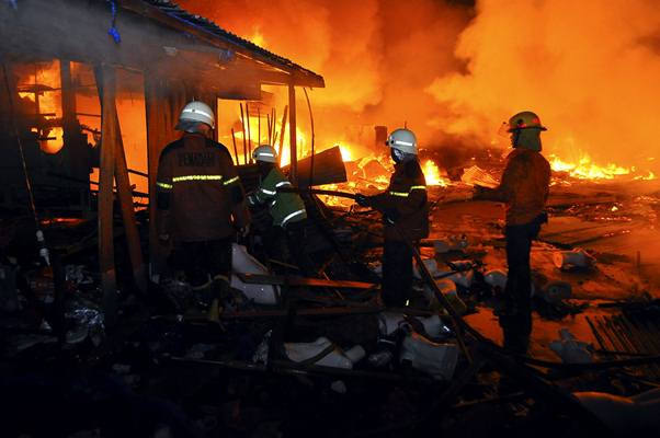 Operasi Pembakaran Pasar Tradisional Terus Berlangsung, Malam Tadi Giliran Pasar Gedebage Bandung Dibakar
