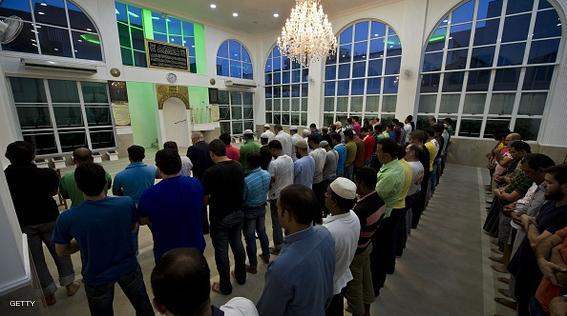 TO GO WITH AFP STORY BY NATALIA RAMOS Muslims pray at Do Pari mosque in downtown Sao Paulo, Brazil on March 4, 2015. The Pari mosque hosts a muslim charity association  which organizes Portuguese language courses for refugees and helps them get their Brazilian papers.  AFP PHOTO / NELSON ALMEIDA        (Photo credit should read NELSON ALMEIDA/AFP/Getty Images)