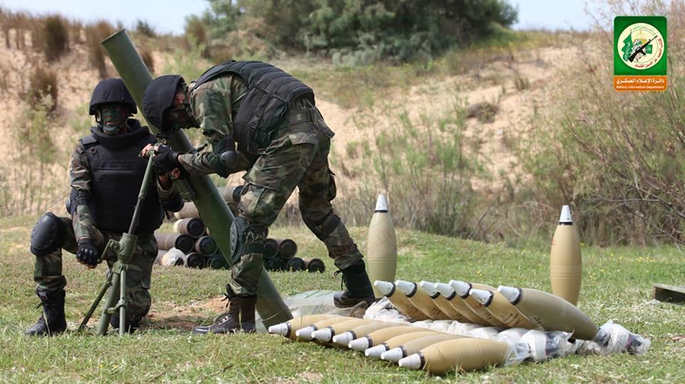 pasukan khusus peluncur roket Qassam-menyetel peralatan peluncuran