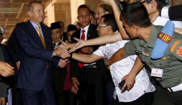 Di Istiqlal Kemarin, Erdogan Jadi Idola Warga Dan JK Kalah Pamor