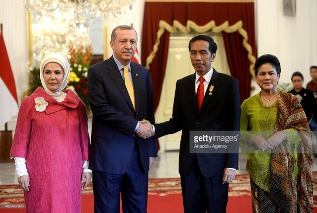 Antara Jilbab Emine Erdogan dan Jilbab Iriana Jokowi